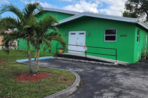 Commercial property in Hollywood, Florida № 1944410 - photo 1