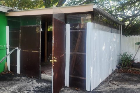 Commercial property in Hollywood, Florida № 1944410 - photo 12