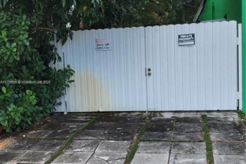 Commercial property in Hollywood, Florida № 1944410 - photo 8