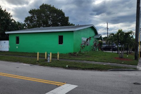 Commercial property in Hollywood, Florida № 1944410 - photo 4