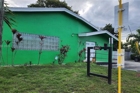 Commercial property in Hollywood, Florida № 1944410 - photo 6