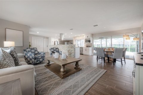 House in Apollo Beach, Florida 3 bedrooms, 166.76 sq.m. № 2114059 - photo 5