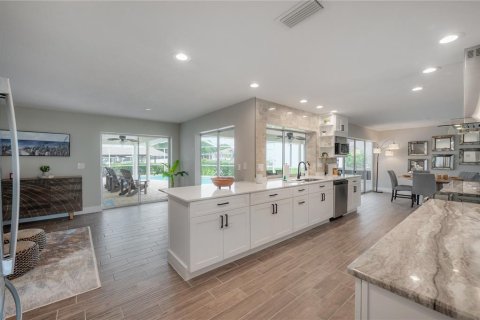 House in Apollo Beach, Florida 3 bedrooms, 166.76 sq.m. № 2114059 - photo 15
