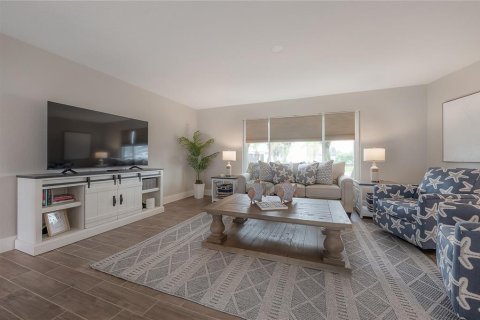 House in Apollo Beach, Florida 3 bedrooms, 166.76 sq.m. № 2114059 - photo 4