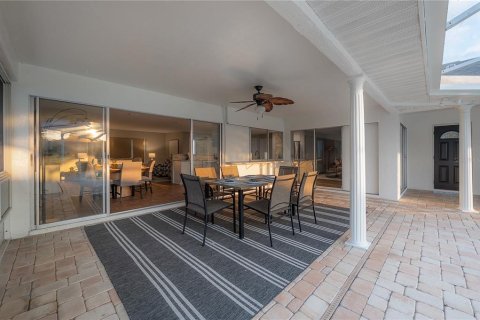 House in Apollo Beach, Florida 3 bedrooms, 166.76 sq.m. № 2114059 - photo 11
