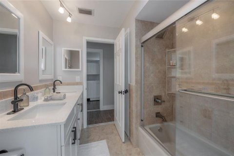 House in Apollo Beach, Florida 3 bedrooms, 166.76 sq.m. № 2114059 - photo 24