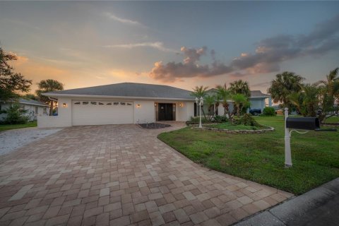 House in Apollo Beach, Florida 3 bedrooms, 166.76 sq.m. № 2114059