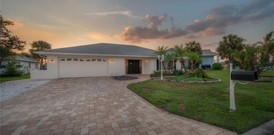House in Apollo Beach, Florida 3 bedrooms, 166.76 sq.m. № 2114059