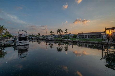 House in Apollo Beach, Florida 3 bedrooms, 166.76 sq.m. № 2114059 - photo 2