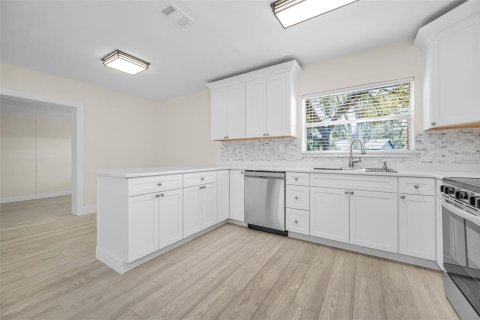 House in Tampa, Florida 4 bedrooms, 153.94 sq.m. № 2093414 - photo 19
