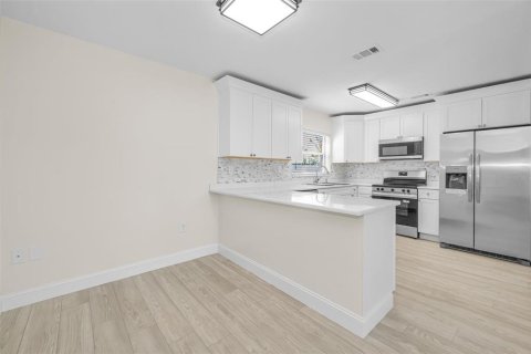 House in Tampa, Florida 4 bedrooms, 153.94 sq.m. № 2093414 - photo 15