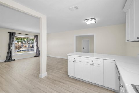 House in Tampa, Florida 4 bedrooms, 153.94 sq.m. № 2093414 - photo 28