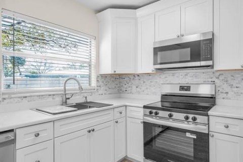 House in Tampa, Florida 4 bedrooms, 153.94 sq.m. № 2093414 - photo 20