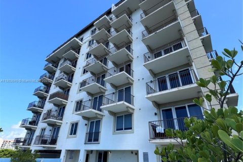 Condominio en alquiler en Miami, Florida, 2 dormitorios, 86.4 m2 № 1689172 - foto 2