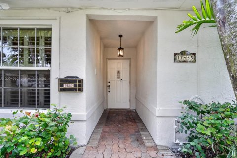 Casa en venta en Miami, Florida, 3 dormitorios, 189.15 m2 № 2382223 - foto 2