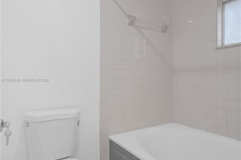 House in Miami, Florida 4 bedrooms, 153.01 sq.m. № 2010538 - photo 20