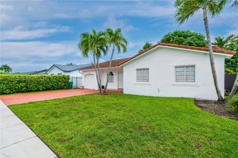 House in Miami, Florida 4 bedrooms, 153.01 sq.m. № 2010538 - photo 2