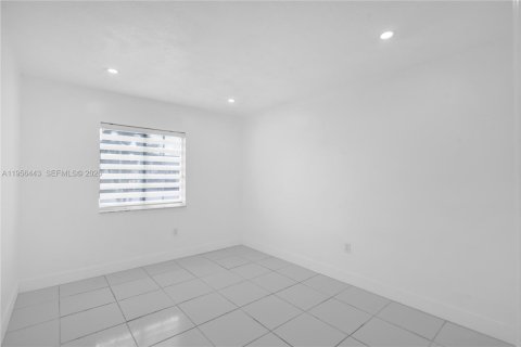House in Miami, Florida 4 bedrooms, 153.01 sq.m. № 2010538 - photo 23
