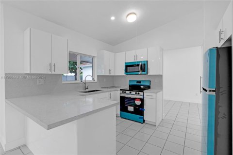 House in Miami, Florida 4 bedrooms, 153.01 sq.m. № 2010538 - photo 9