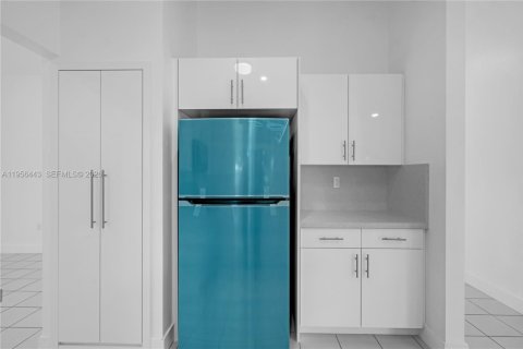 House in Miami, Florida 4 bedrooms, 153.01 sq.m. № 2010538 - photo 11