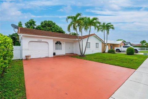 House in Miami, Florida 4 bedrooms, 153.01 sq.m. № 2010538 - photo 3