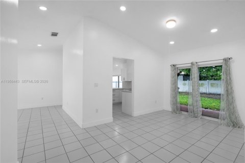 House in Miami, Florida 4 bedrooms, 153.01 sq.m. № 2010538 - photo 14