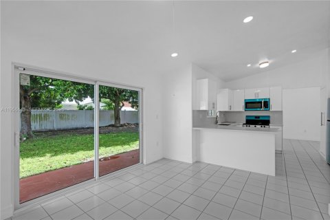 House in Miami, Florida 4 bedrooms, 153.01 sq.m. № 2010538 - photo 12