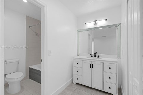 House in Miami, Florida 4 bedrooms, 153.01 sq.m. № 2010538 - photo 17