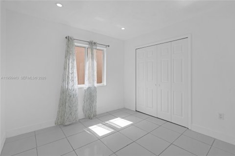 House in Miami, Florida 4 bedrooms, 153.01 sq.m. № 2010538 - photo 26