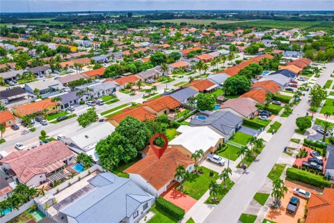 House in Miami, Florida 4 bedrooms, 153.01 sq.m. № 2010538 - photo 6