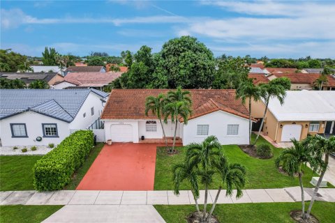 House in Miami, Florida 4 bedrooms, 153.01 sq.m. № 2010538 - photo 5