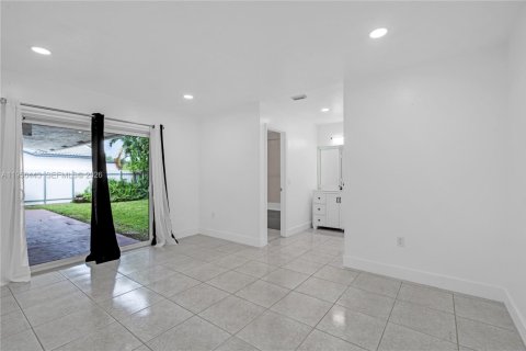 House in Miami, Florida 4 bedrooms, 153.01 sq.m. № 2010538 - photo 16