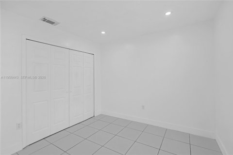 House in Miami, Florida 4 bedrooms, 153.01 sq.m. № 2010538 - photo 21