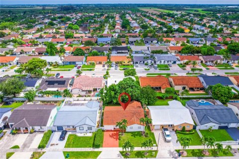 House in Miami, Florida 4 bedrooms, 153.01 sq.m. № 2010538 - photo 4