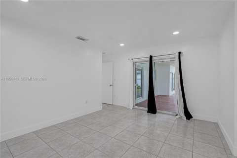 House in Miami, Florida 4 bedrooms, 153.01 sq.m. № 2010538 - photo 15