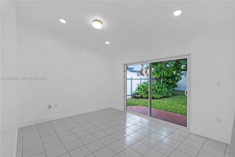 House in Miami, Florida 4 bedrooms, 153.01 sq.m. № 2010538 - photo 13