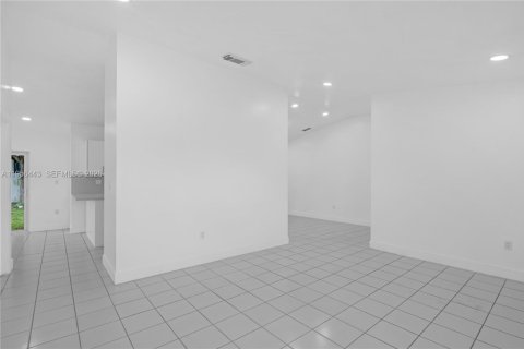 House in Miami, Florida 4 bedrooms, 153.01 sq.m. № 2010538 - photo 7