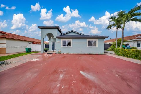 House in Hialeah Gardens, Florida 4 bedrooms, 174.75 sq.m. № 1814316 - photo 2