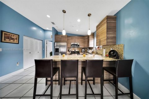 House in Hialeah Gardens, Florida 4 bedrooms, 174.75 sq.m. № 1814316 - photo 17