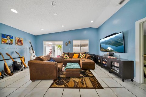 House in Hialeah Gardens, Florida 4 bedrooms, 174.75 sq.m. № 1814316 - photo 19