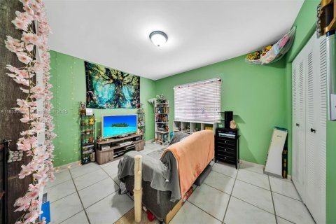House in Hialeah Gardens, Florida 4 bedrooms, 174.75 sq.m. № 1814316 - photo 12