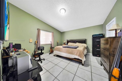 House in Hialeah Gardens, Florida 4 bedrooms, 174.75 sq.m. № 1814316 - photo 21