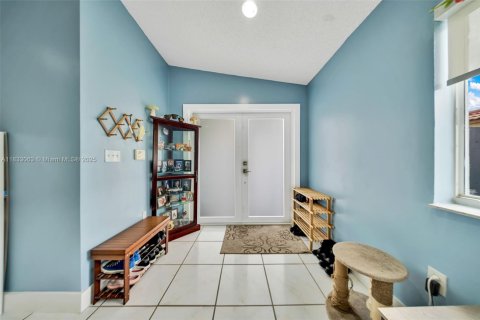 House in Hialeah Gardens, Florida 4 bedrooms, 174.75 sq.m. № 1814316 - photo 4