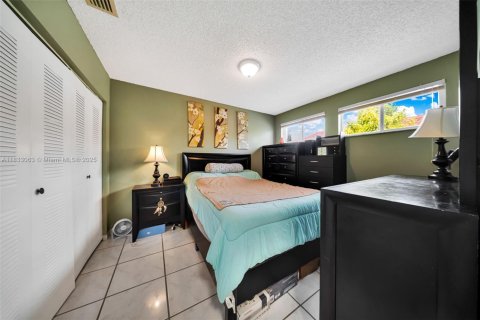 House in Hialeah Gardens, Florida 4 bedrooms, 174.75 sq.m. № 1814316 - photo 10