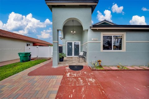 House in Hialeah Gardens, Florida 4 bedrooms, 174.75 sq.m. № 1814316 - photo 1
