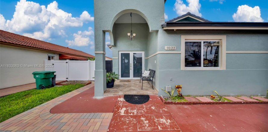 House in Hialeah Gardens, Florida 4 bedrooms, 174.75 sq.m. № 1814316