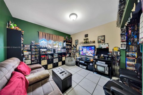 House in Hialeah Gardens, Florida 4 bedrooms, 174.75 sq.m. № 1814316 - photo 9