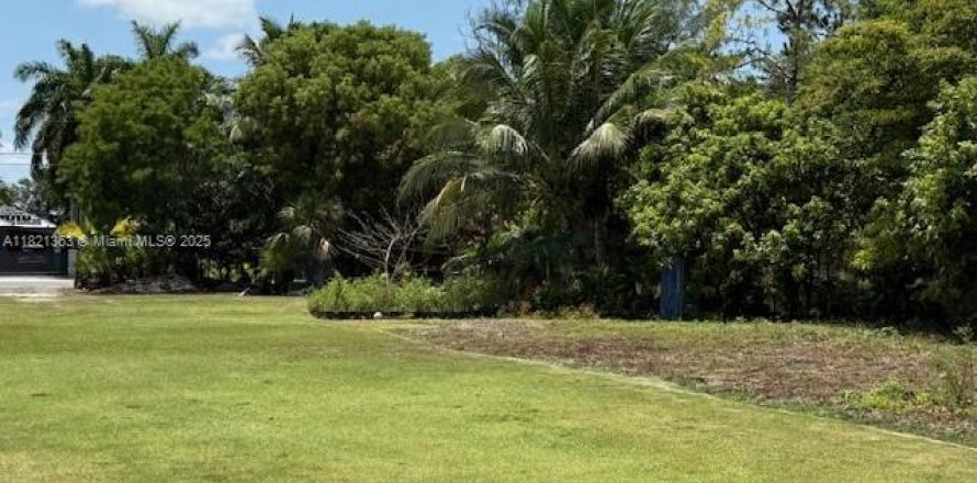 Commercial property in Homestead, Florida № 1781509