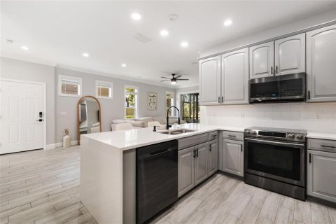 Townhouse in Oviedo, Florida 3 bedrooms, 172.8 sq.m. № 2238232 - photo 12