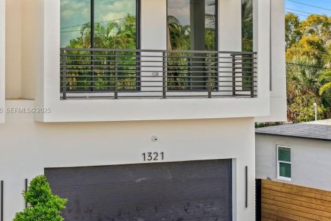 Townhouse in Fort Lauderdale, Florida 3 bedrooms № 1993982 - photo 3